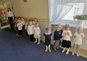 Dzieci śpiewają hymn