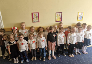 Dzieci śpiewają hymn