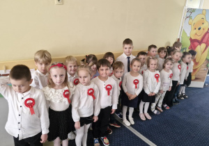 Dzieci śpiewają hymn