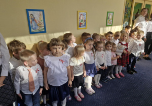 Dzieci śpiewają hymn