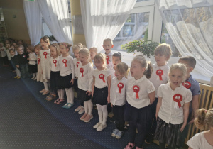 Dzieci śpiewają hymn