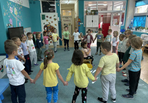 dzieci w kole spiewają sto lat