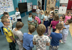 dzieci spiewają sto lat