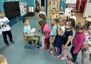 dzieci skladaja zyczenia