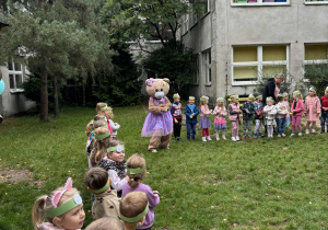 zabawy w kole w ogrodzie przedszkolnym