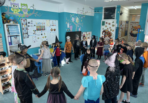 Dzieci w kole spiewaja sto lat