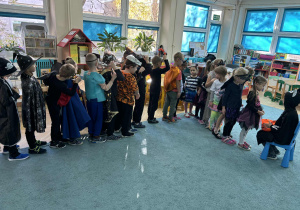 dzieci skladaja zyczenia