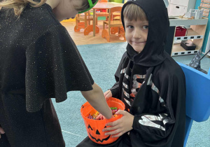 dzieci czestuja sie cukierkami