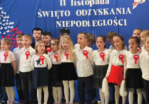 odspiewanie hymnu przez dzieci