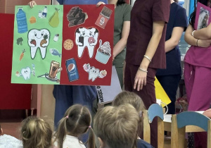 dzieci ogladają prelekcje o higienie zebów