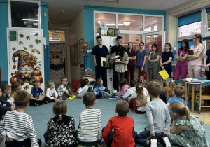 dzieci biora udział w prelekcji