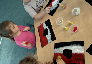 praca plastyczna flaga biało czerwona z mapa polski na srodku