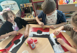 stemplowanie farbami w barwach bialo czerwonych