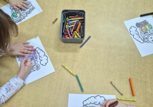 Maluszki kolorują pojazdy