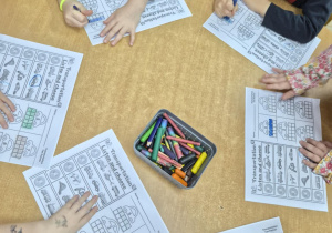 Starszaki wykonują karty pracy