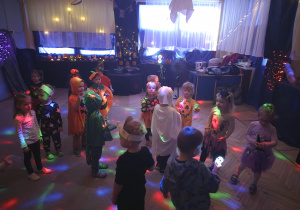 Puchatki podczas imprezy tanecznej