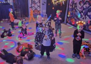 Żabki podczas zabawy tanecznej