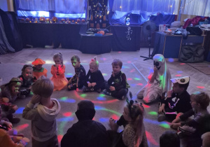 Motylki grają w głuchy telefon w języku angielskim