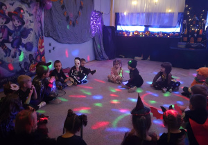 Misie utrwalają poznane słownictwo podczas zabawy