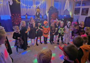 Delfiny grają w "gorącego ziemniaka"