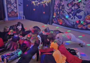 Starszaki podczas zabawy w "gorącego ziemniaka"