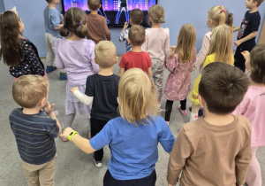 Dzieci podczas zabawy tanecznej z tablicą multimedialną