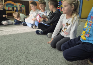 Zabawa językowa z kostka edukacyjna w starszakach