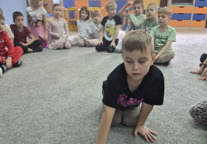 Tymek rozpoznaje i wskazuje odpowiedni obrazek