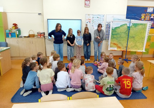 Nauczycielki witają przedszkolaków