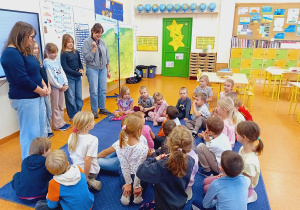 Nauczycielka wyjaśnia zasady zabawy