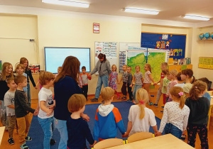 Zabawa dzieci w kole