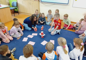 Staś układa wieżę