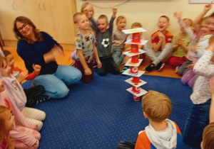 Olek układa wieżę