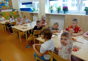 Delfinki wykonują pracę plastyczną