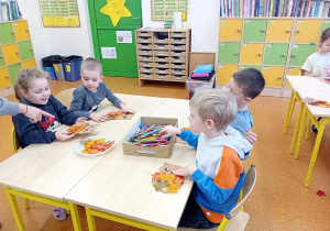 Dzieci kolorują sowę