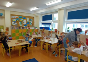 Delfinki pokazują wykonane sowy