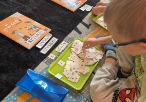 układanie swojego imienia z rozsypanki literowej