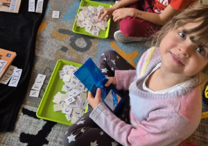 układanie swojego imienia z rozsypanki literowej