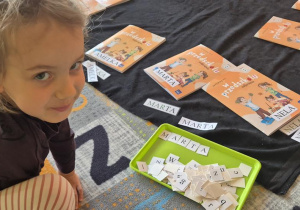 układanie swojego imienia z rozsypanki literowej