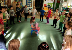 Dzieci śpiewają "Sto lat"