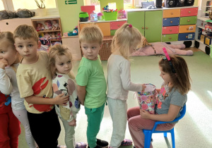 Zuzia częstuje cukierkami