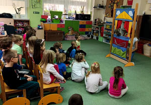 Dzieci oglądają teatrzyk