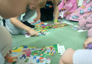 Motylki układają puzzle