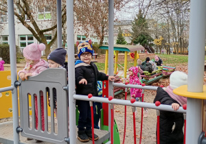 Przedszkolaki świetnie spędzały czas, korzystając z urządzeń na placu zabaw.