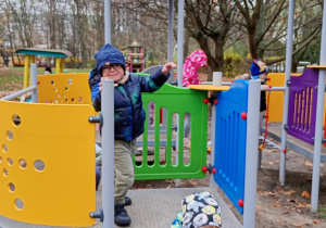 Przedszkolaki świetnie spędzały czas, korzystając z urządzeń na placu zabaw.