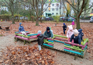 Dzieci bawiły się w naszym ogrodowym pociągu. W tle jesienne, kolorowe liscie