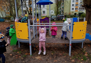 Przedszkolaki świetnie spędzały czas, korzystając z urządzeń na placu zabaw.