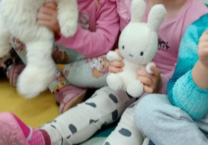 Małgosia i Kornelka z pluszakiem