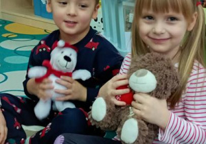 Maks i Hania z pluszakiem