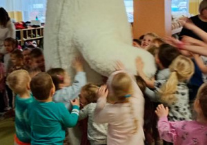 Dzieci tańczą z misiem.